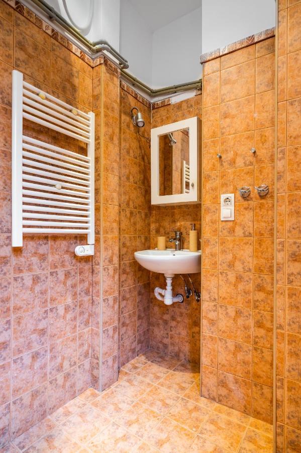Appartamento Sofia'S Vintage Gem: Spacious 2Bd Flat On Solunska Esterno foto